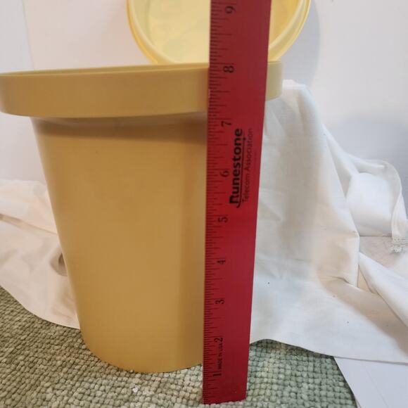 Vintage Rubbermaid 2224 Mushroom Canister 1970s Retro Yellow Kitchen Container - Picture 5 of 10